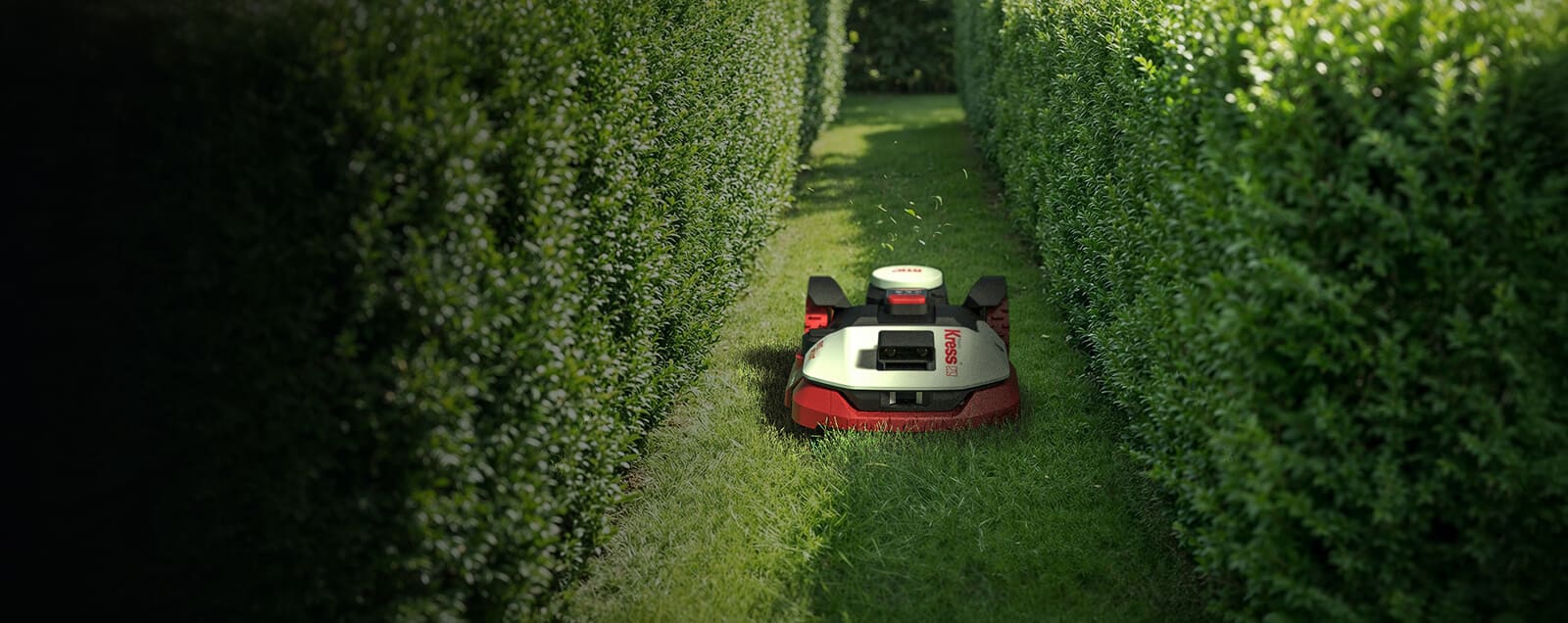 Kress Mähroboter navigiert zentimetergenau durch eine Engstelle